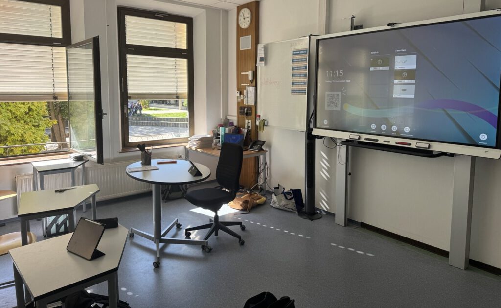 Foto eines Klassenzimmers mit der typischen technischen Ausstattung